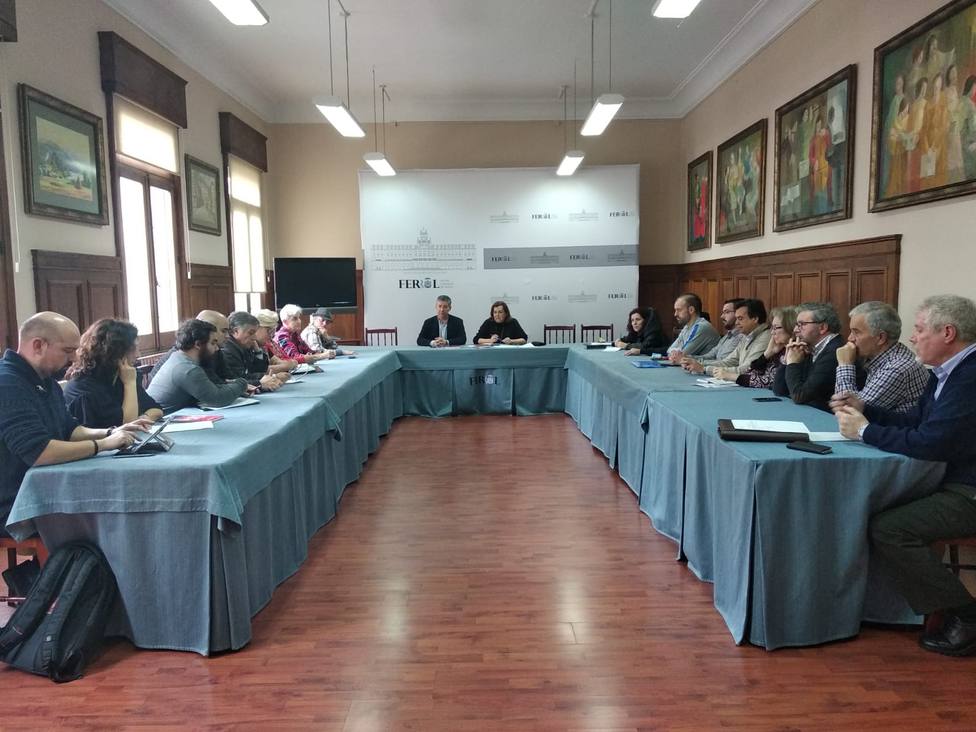 Reunión mantenida en el concello de Ferrol entre entidades y representantes municipales
