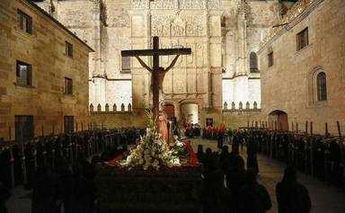 Hermandad Universitaria en procesión en Salamanca en Martes Santo