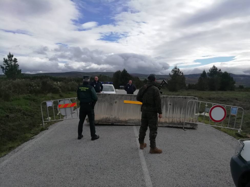 Agentes de España y Portugal vigilan un puesto fronterizo en la comarca.