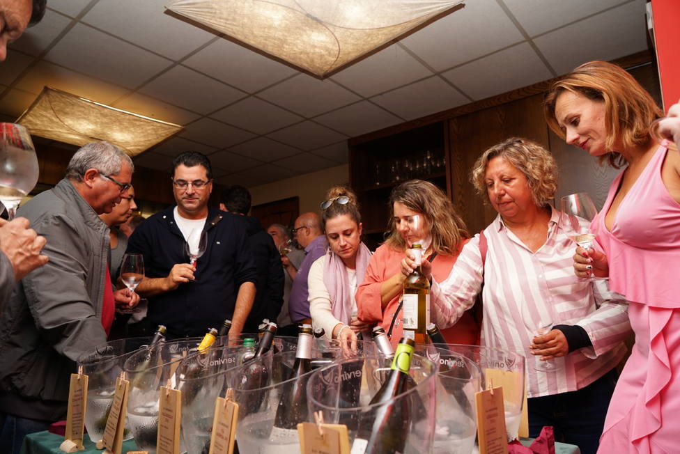 Participantes en una cata de vinos de Monterrei.