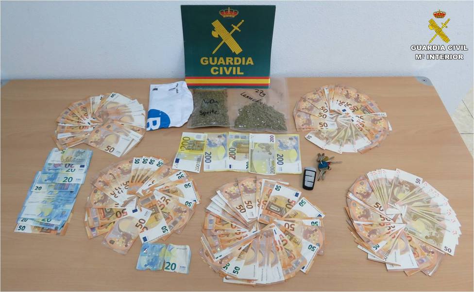 Incautación de 67 gramos de semillas de marihuana y 11.275 euros en efectivo (Guardia Civil)