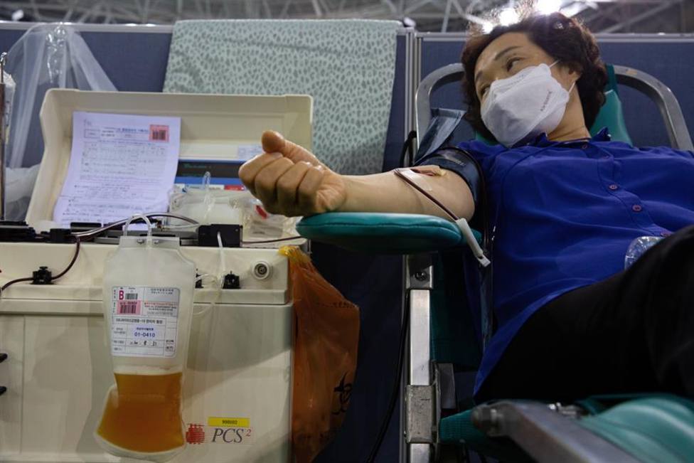Una enferma de COVID recuperada dona plasma para otros enfermos en Corea