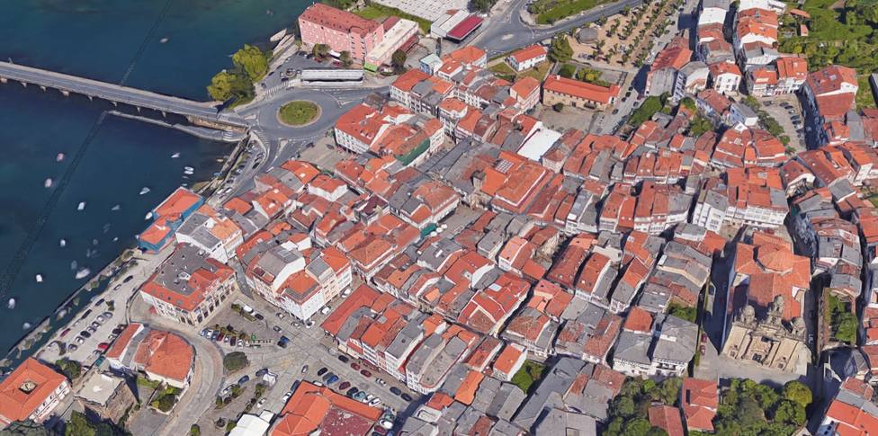 Captura aérea del casco histórico de Pontedeume