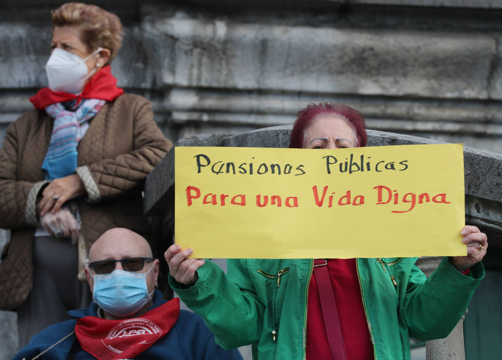 Foto de archivo de una concentración de pensionistas - FOTO: EFE / Luis Tejido