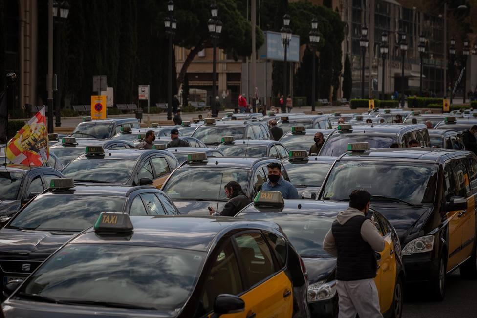 Fila de taxis en una marcha lenta en Barcelona - David Zorrakino - Europa Press - Archivo