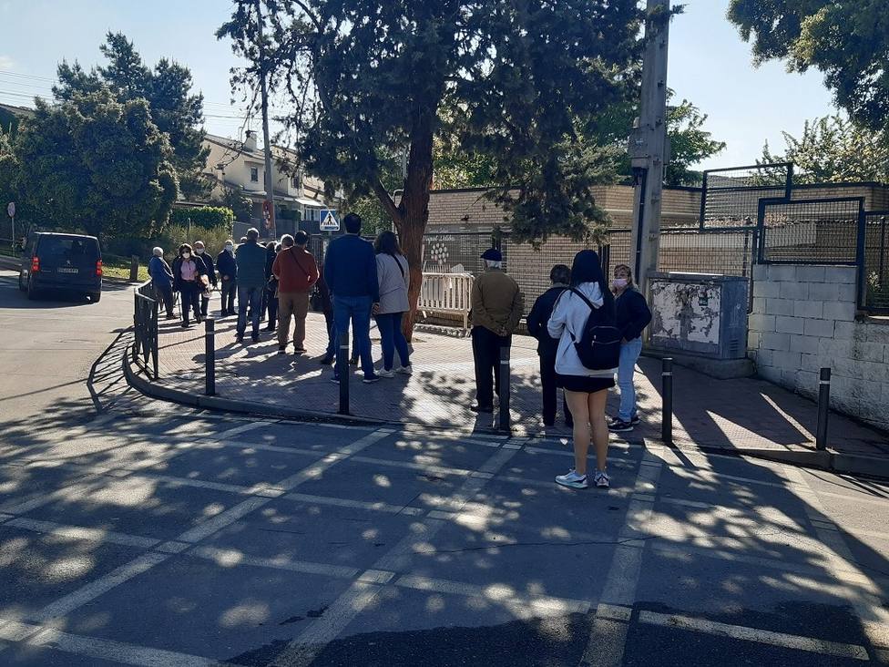Votantes haciendo cola en el colegio Miguel Delibes de Collado Villalba