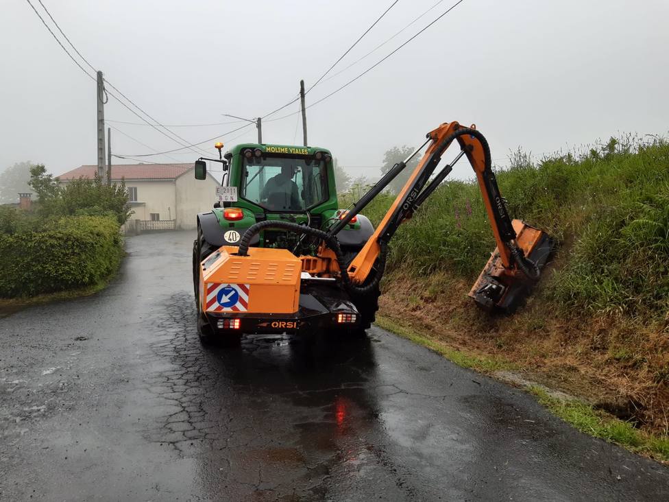 Tractor realizando los trabajos en vías de titularidad municipal en el municipio del Eume