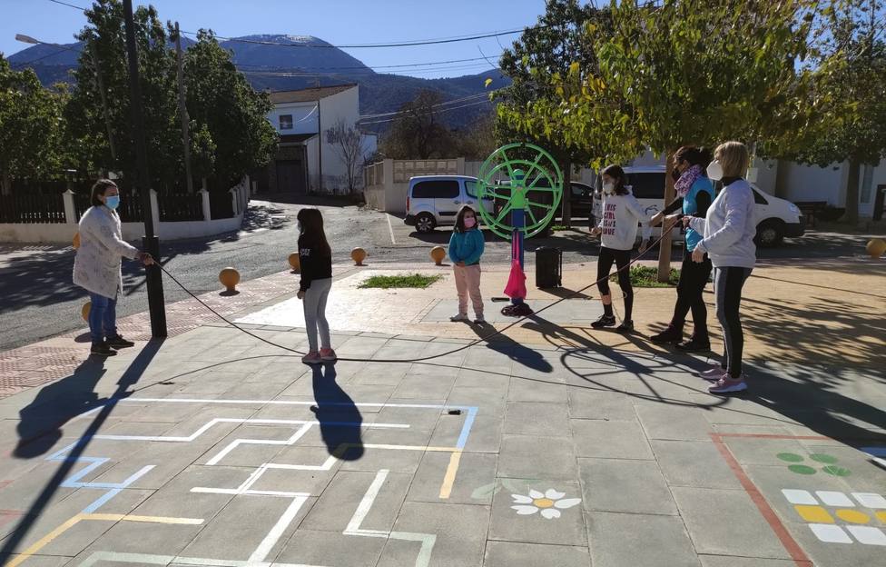 Almería celebra el Día Internacional de la Familia con unas ‘Miniolimpiadas’ de juegos