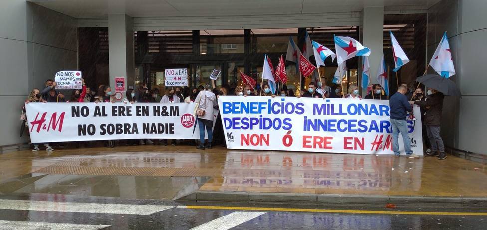 Concentración de las trabajadoras de H&M a las puertas de Odeón - FOTO: UGT