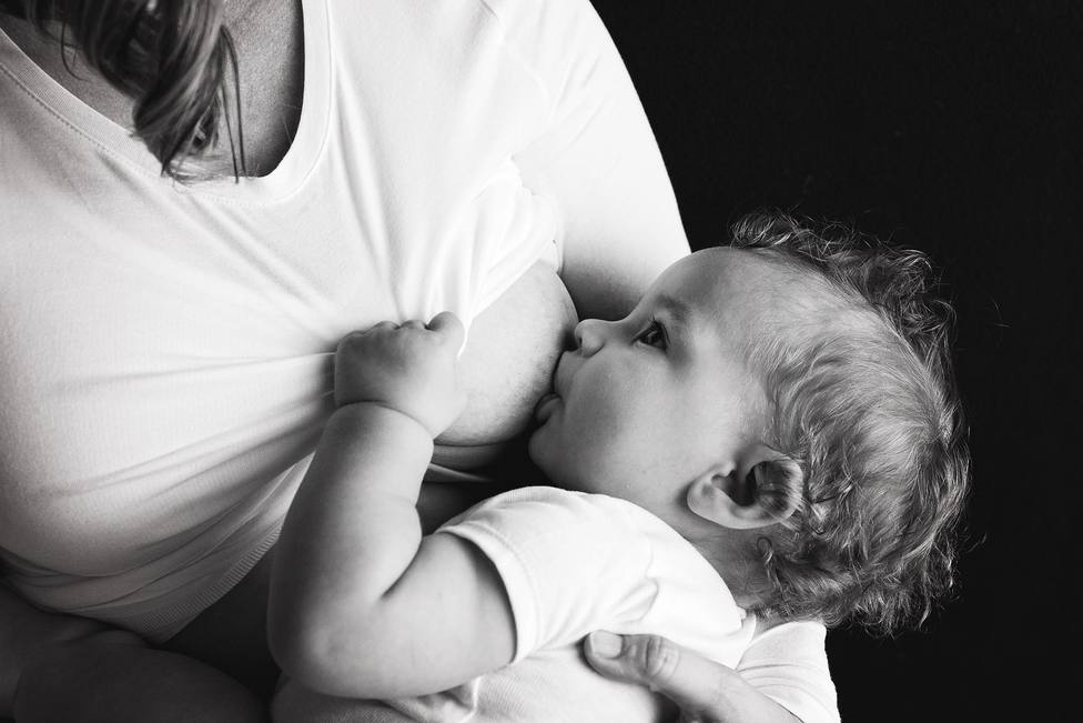 Expertos confirman que la leche materna de mujeres infectadas y vacunadas contiene anticuerpos COVID