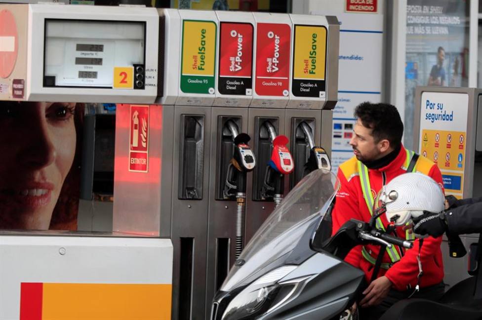 En el último mes, la gasolina se ha encarecido más de un 1 % y el gasóleo casi un 2 %