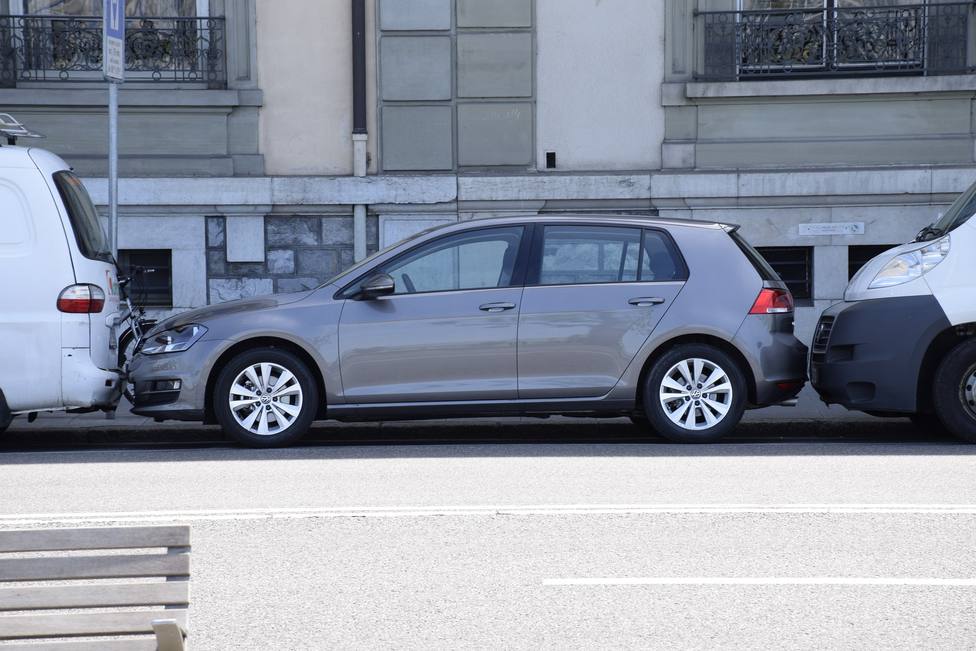 Jaque judicial a la DGT: Tráfico no podrá poner esta multa de 200 euros a los que tengan el coche aparcado