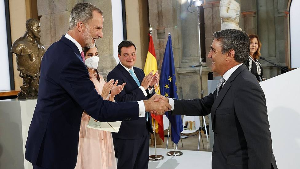Felipe VI entregando el Premio Nacional de Tauromaquia a Victorino Martín, presidente de la FTL