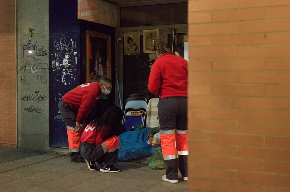 Cruz Roja reparte ropa de abrigo entre las personas sin hogar ante la llegada del frío