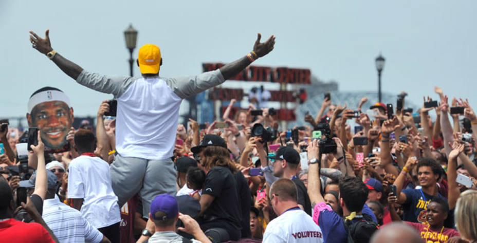 LeBron James es aclamado por los ciudadanos de Cleveland tras ganar la NBA. Reuters.
