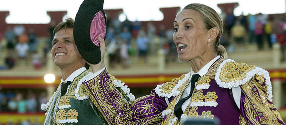 El Juli y Cristina Sánchez en su salida a hombros en el primer festejo de la Feria de San Julián de Cuenca. EFE