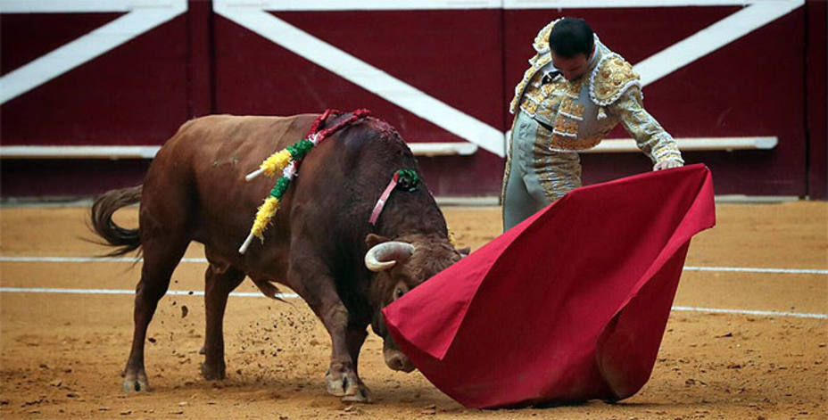Natural de Ponce durante su primera faena a un toro de El Pilar este lunes en Logroño. @TorosenLogrono