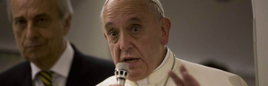El Papa Francisco durante su intervención a la prensa en el avión (Reuters)