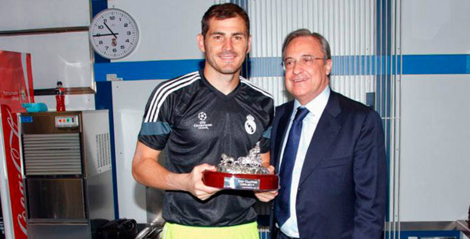 Iker Casillas posa junto a Florentino en el vestuario blanco. Foto: Real Madrid.