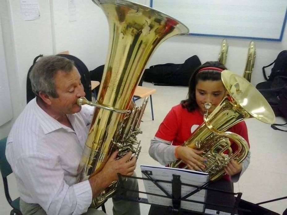 Profesor y alumna en clase de tuba
