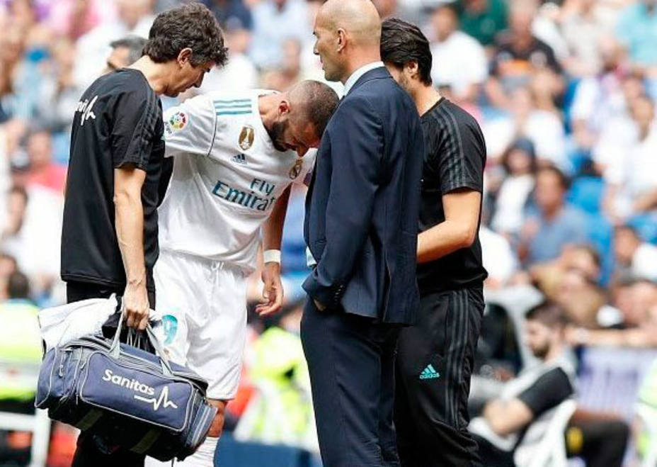 Benzema se marcha lesionado en el partido ante el Levante (@LaLiga)
