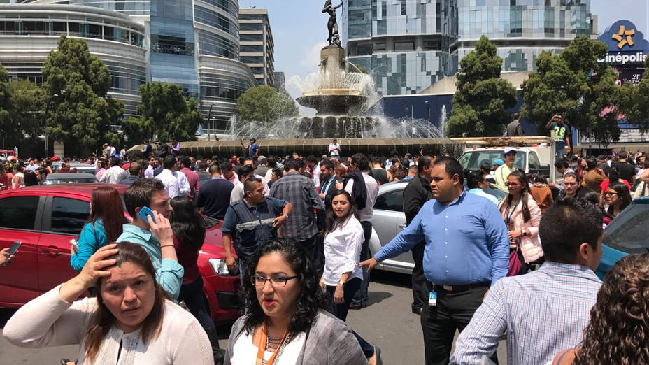 La gente en las calles de Ciudad de México después de sentir el seísmo. REUTERS