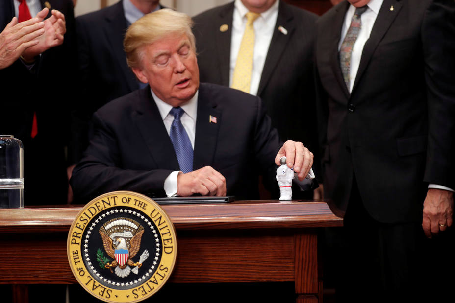 Donald Trump, con un muñeco de un astronauta espacial mientras participa en una ceremonia de firma de la Directiva de Política Espacial en la Casa Blanca en Washington D.C.
