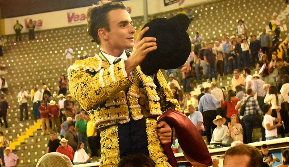 Luis Miguel Castrillón en su salida a hombros de la plaza de toros de Cañaveralejo