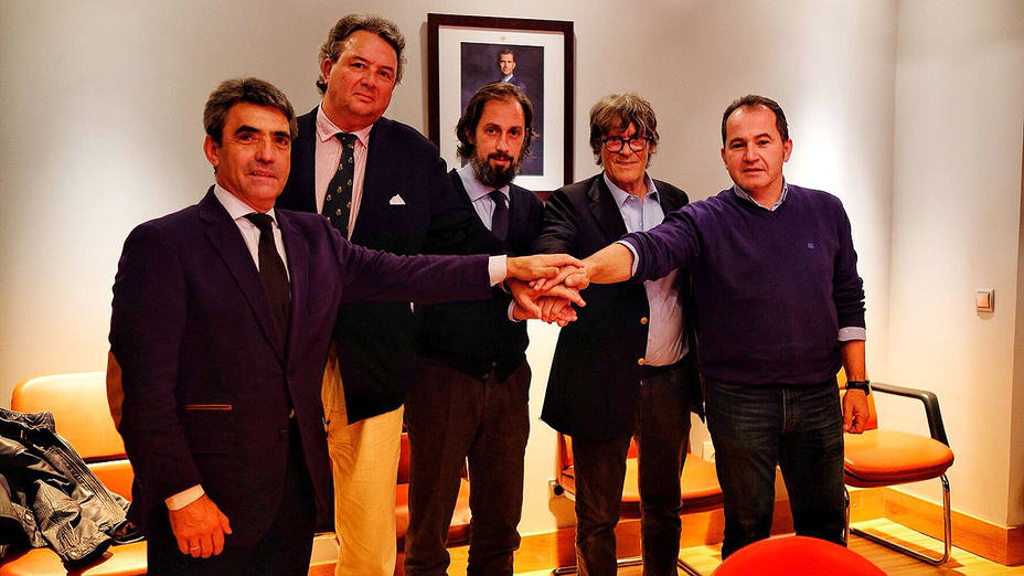 Victorino Martín, Carlos Núñez, Juan Diego, Simón Casas y David Prados durante la reunión mantenida en Madrid