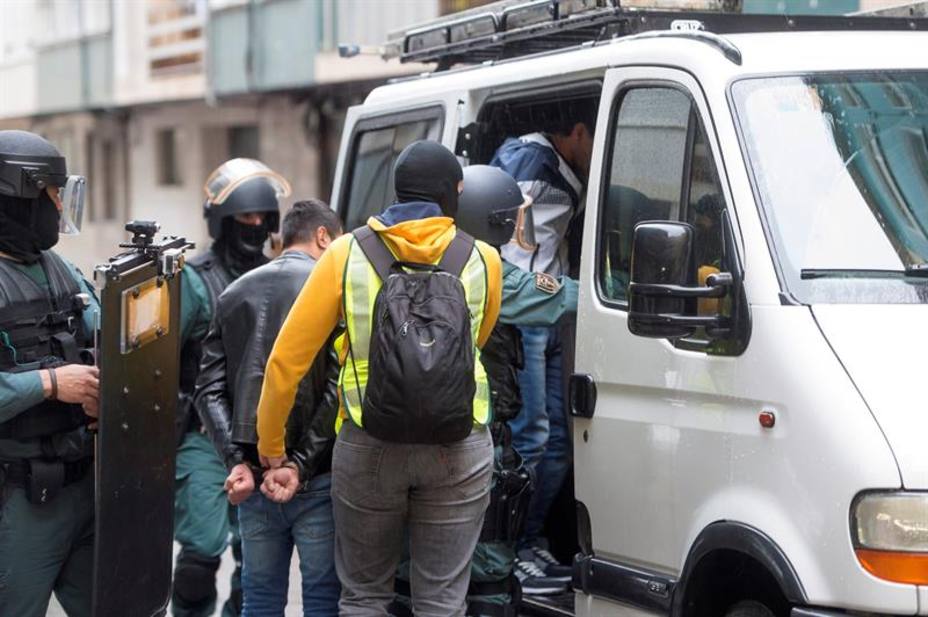 Dos de los detenidos por la Guardia Civil en una operación, desarrollada en Cantabria y el País Vasco, contra el tráfico ilegal de seres humanos