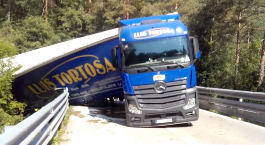 Un camionero bebido accidenta su camión en cataluña