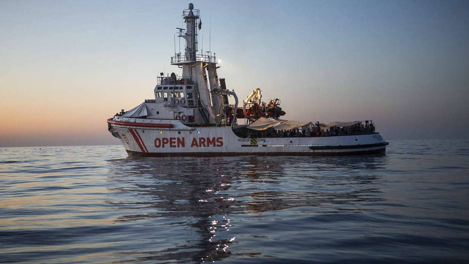 El barco Open Arms se dirige a España con 87 inmigrantes a bordo pero sin puerto asignado