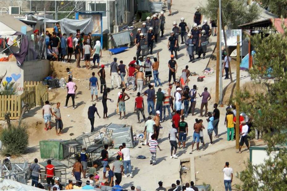 Un muerto y ocho heridos graves en un campo de refugiados de Atenas