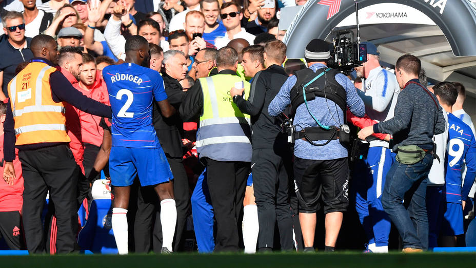 Mourinho, en una trifulca, al final del Chelsea - Manchester United. EFE