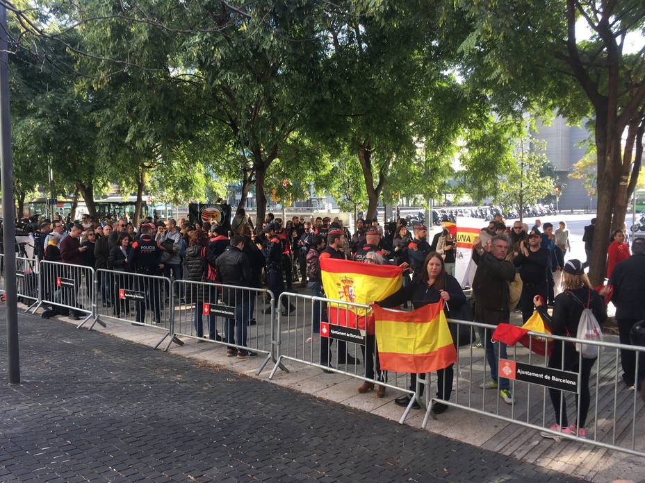 Tensión ante la Ciudad de la Justicia en Barcelona entre independentistas y manifestantes a favor de la CNP