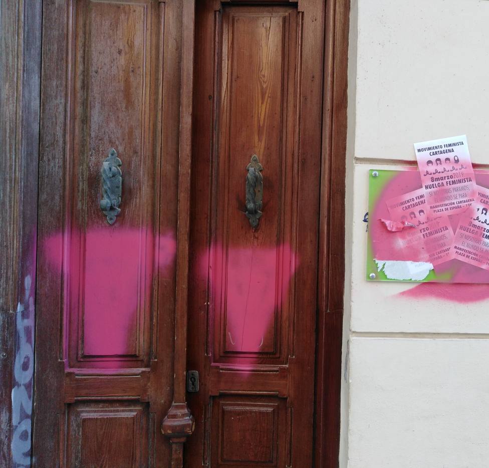 Vox ha denunciado actos de vandalismo del Movimiento Feminista de Cartagena en su sede