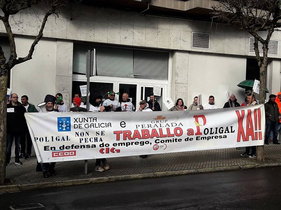 Los trabajadores de Poligal a la puerta del Parlamento de Galicia, en Santiago - FOTO: Europa Press