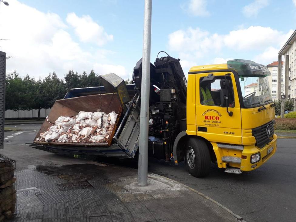 Estado en el que quedó la carga del camión - FOTO: Policia Local de Ferrol