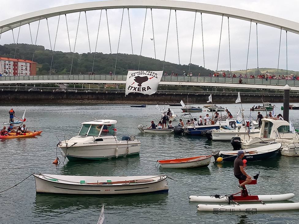 Familiares de presos de ETA demandan el fin de la actual política penitenciaria en las aguas de Plentzia (Vizcaya)