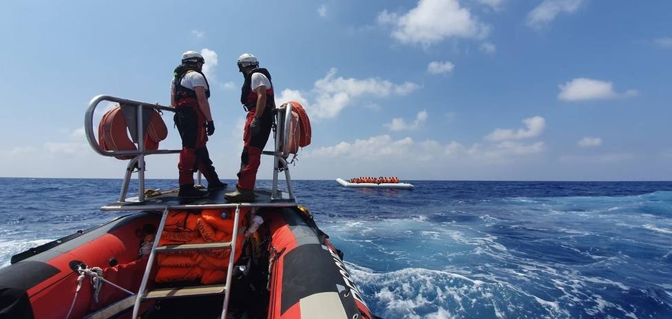 MSF asegura que su barco seguirá en la zona de rescate a pesar de rozar el límite de la sobrecarga