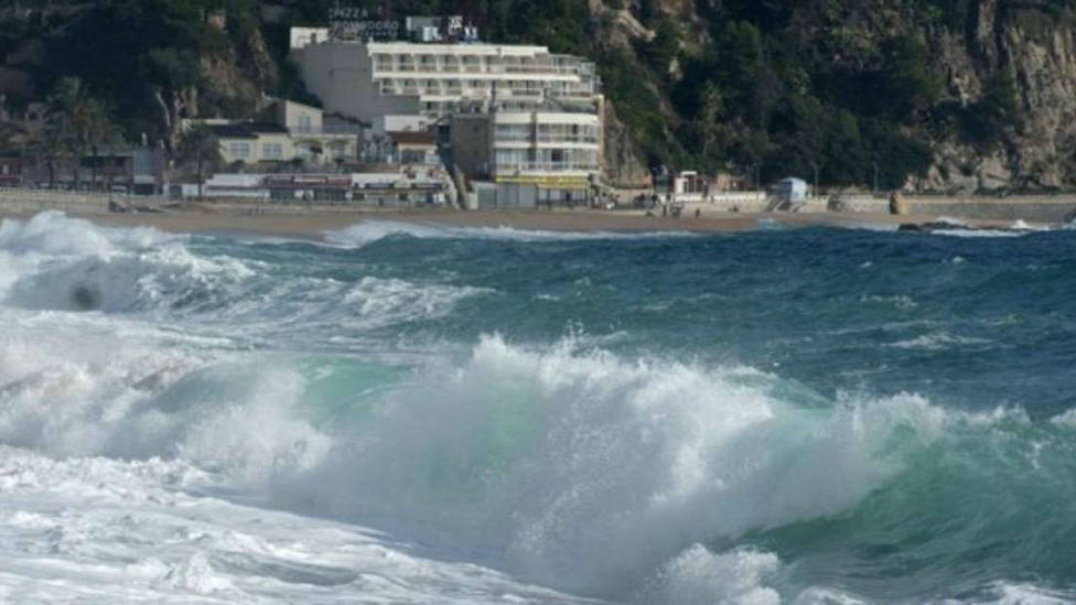 Un padre y un hijo de nacionalidad francesa fallecen ahogados en una playa de Girona