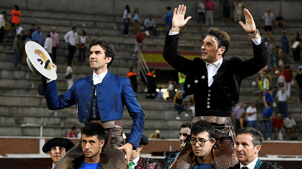 Sergio Galán y Andy Cartagena salendo a hombros este jueves en San Sebastián de los Reyes
