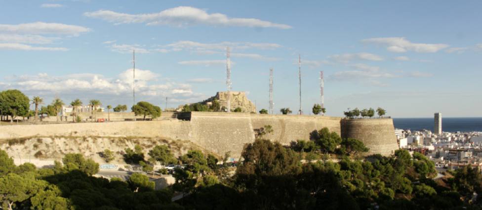 Frente Oeste del Castillo de San Fernando (Ayuntamiento)