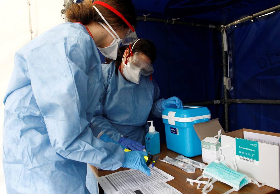 Los trabajadores toman muestras de detección del coronavirus - FOTO: EFE / Kiko Delgado