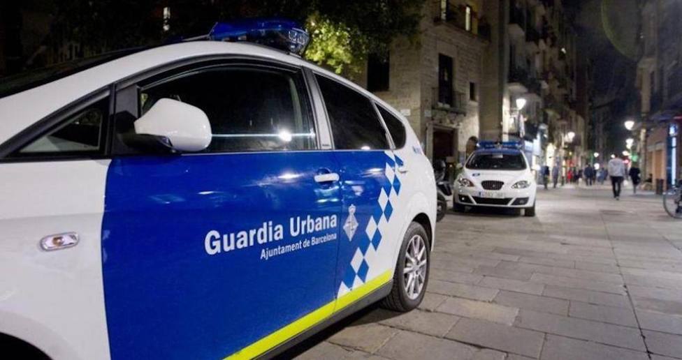 El vídeo de este joven amenazando a una pasiva guardia de Barcelona: Pondré una bomba en comisaría
