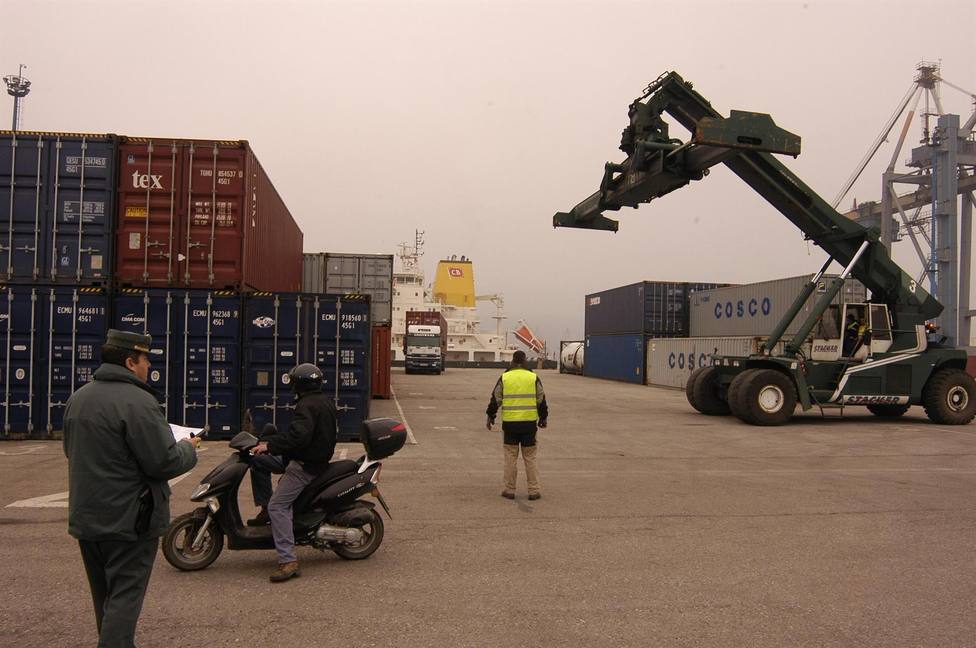 Foto trabajos en el puerto (Movimiento de contenedores)
