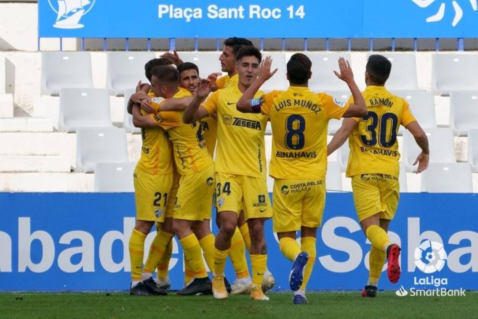 Los jugadores del Málaga, con la tercera equipación, celebran el gol de Calero.
