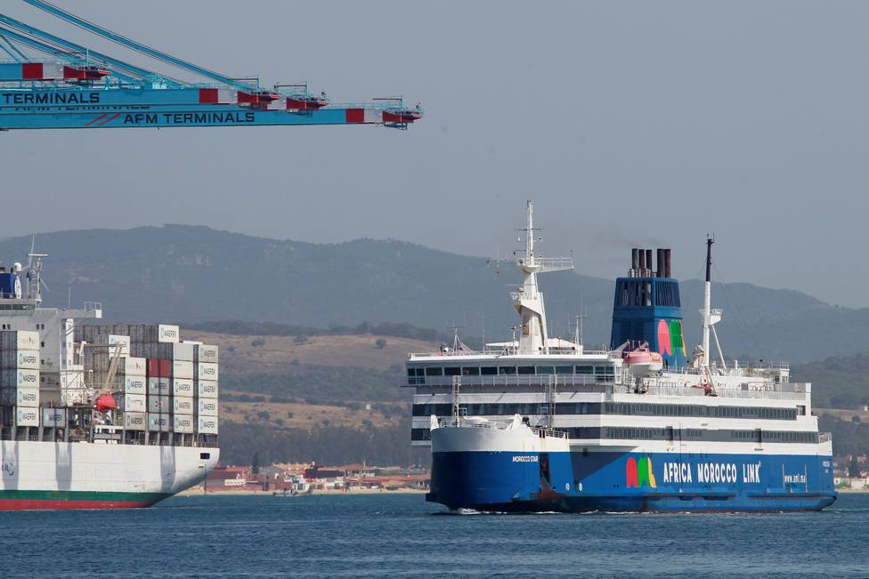 La borrasca Filomena obliga a suspender la mayor parte del tráfico en el Estrecho y hunde un barco recreativo