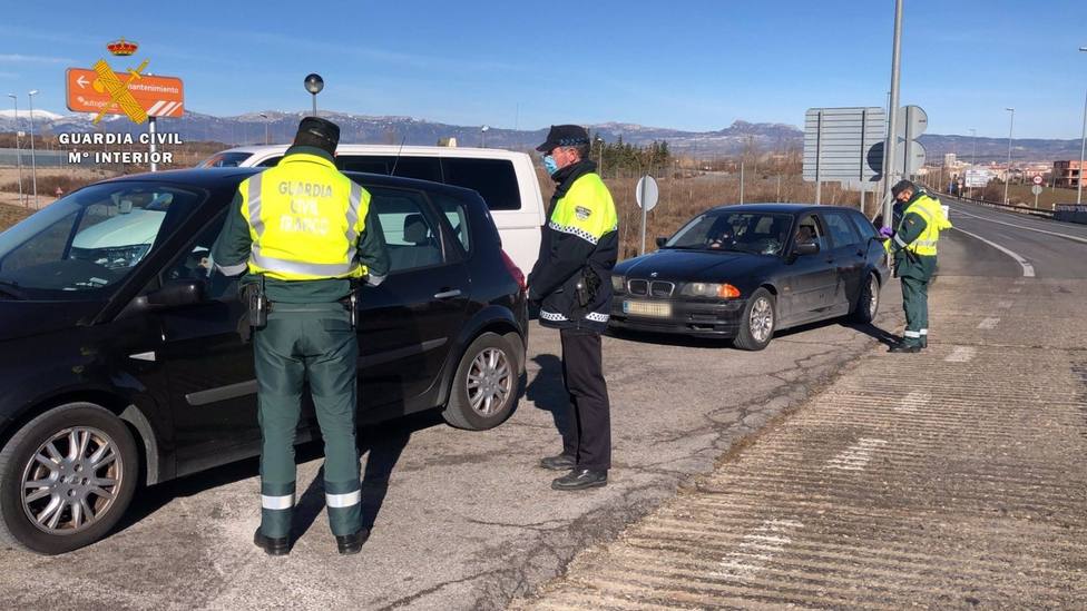 Controles de la Guardia Civil para hacer cumplir las medidas de movilidad tanto en LogroÃ±o,Lardero y Villamediana como las de toda La Rioja