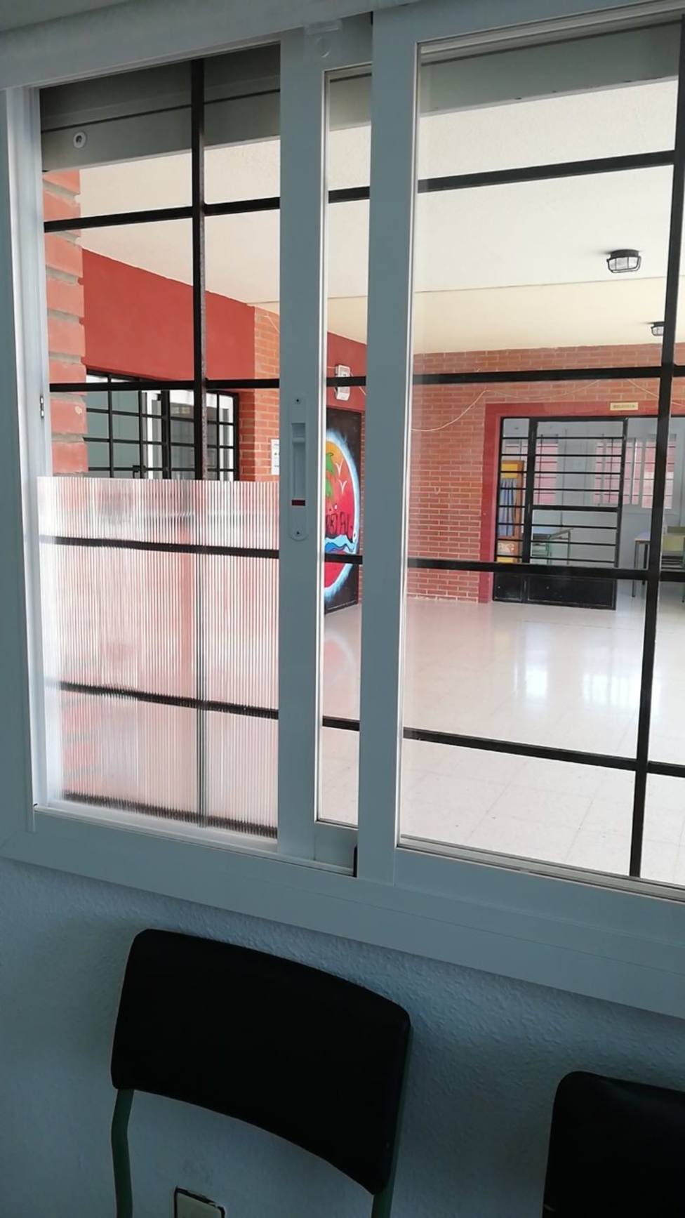 El Ayuntamiento comienza la colocación de placas de policarbonato en las ventanas de los Centros Educativos